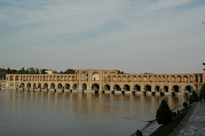 Die Khaju Brücke über den Zayandeh Fluss