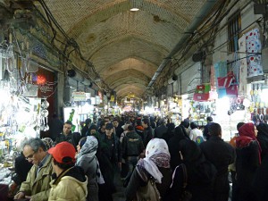 Einkaufen in Teheran: dichtes Gedränge im Basar