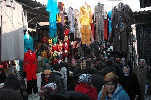 Kumtepa Bazaar: Big crowd buying clothes