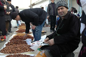 Kumtepa Bazaar: Friendly salesman offering dried fruits