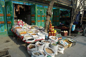 Einkaufen in Kuqa: Üeberlaufende Geschäfte in der Altstadt