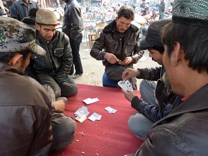 Markt in Yarkand: Zocken was das Zeug hält