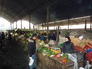 Einkaufen in Kuqa: Chinesischer Gemüsemarkt