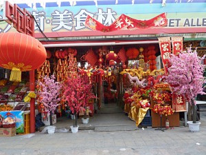 Auch in Beijing gibt es Glücksdrachen für das kommende Jahr des Drachens zu kaufen