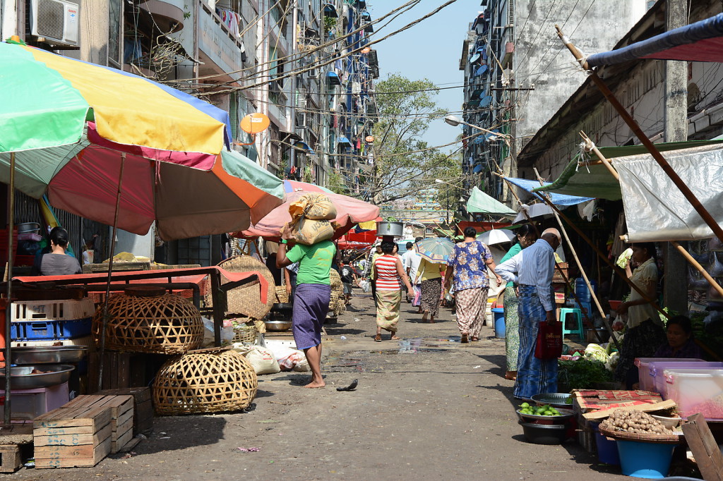 Einer der vielen Strassenmärkte in Yangon