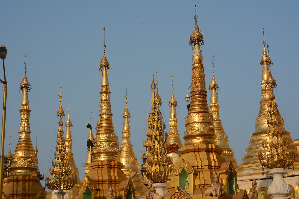 Goldene Stupas rund um die Shwedagon Paya