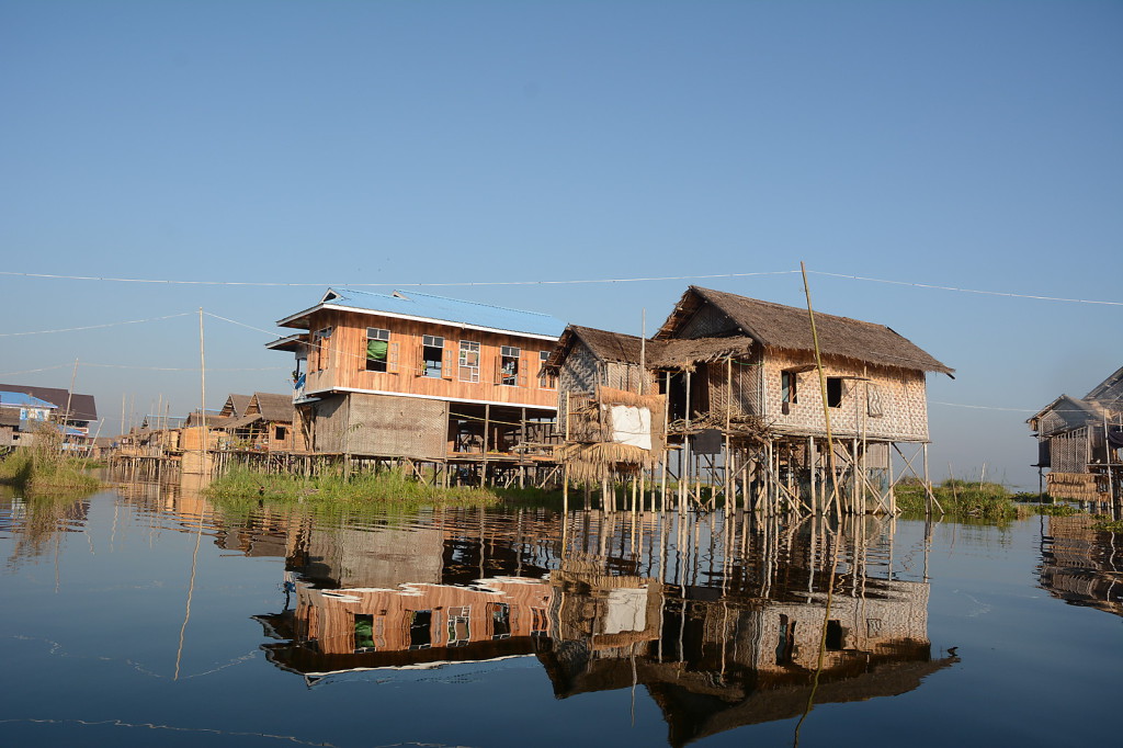Die Döfer rund um den Inle See sind auf Stelzen gebaut, die Kindern lernen paddeln, bevor sie gehen können