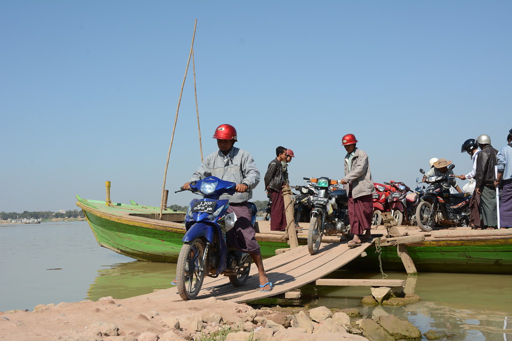 Die Fähre über den Chindwin River transportiert normalerweise nur Motorräder...