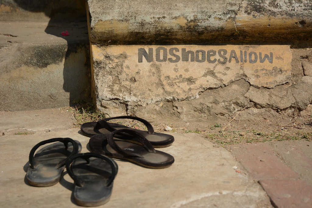 Wie überall in der buddhistischen Welt: keine Schuhe in Heiligtümmern