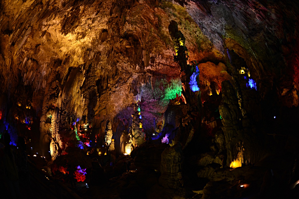 Which parts are natural, which parts are fake: The Tianxing cavern