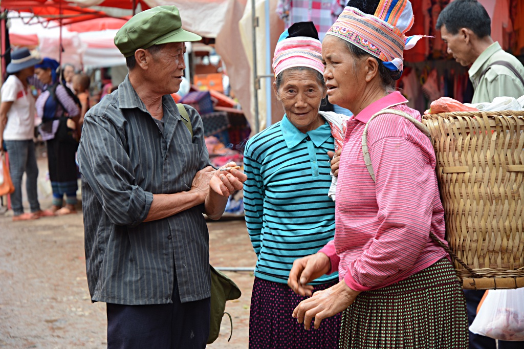 Einheimische tauschen den neuesten Klatsch am Sonntagsmarkt in Laomeng aus