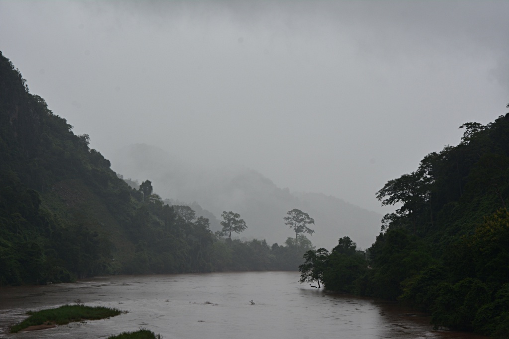Geisterhafte Welt eines regnerischen morgens in Nong Khiaw