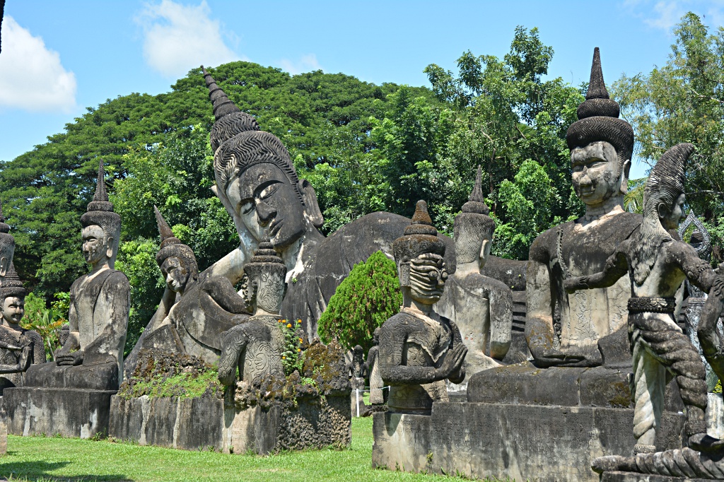 Buddha-Statuen überall im Buddha-Park