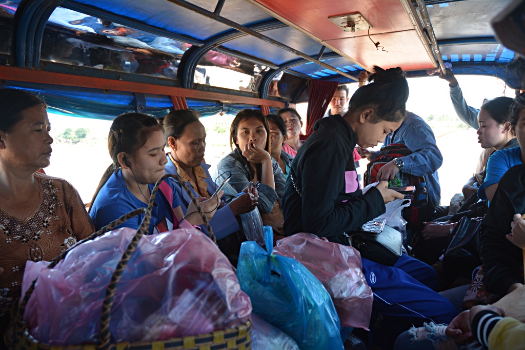 Voll beladenes songthaew auf dem Weg vom Markt in Pakse nach Champasak