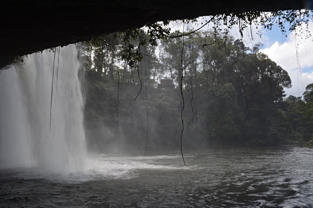 Tad Champee, ein schöner breiter Wasserfall mit Schwimmgelegenheit