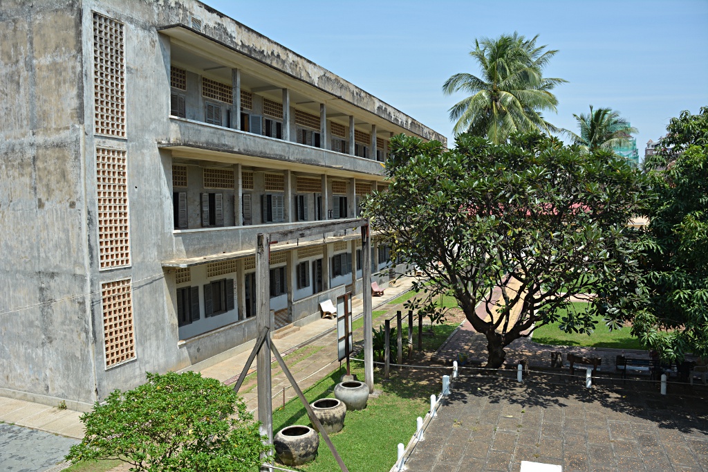 Tuol Sleng Zellblock (Schulgebäude) mit Foltereinrichtungen (Sportgeräten) im Vordergrund