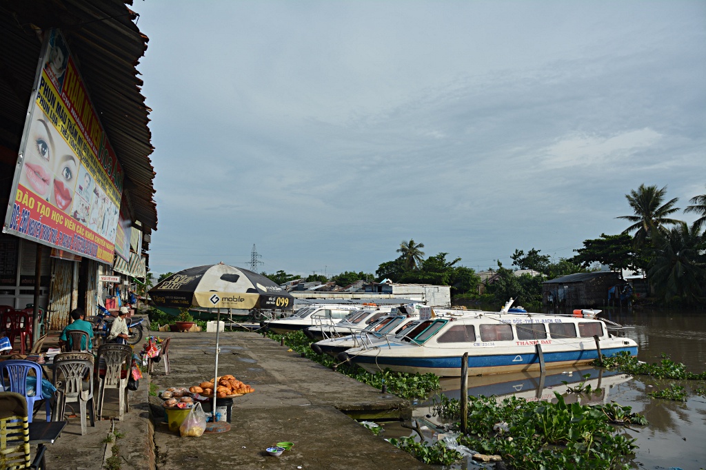 Bereit zur Abfahrt: Schnellboote am Pier in Rach Meo bei Rach Gia