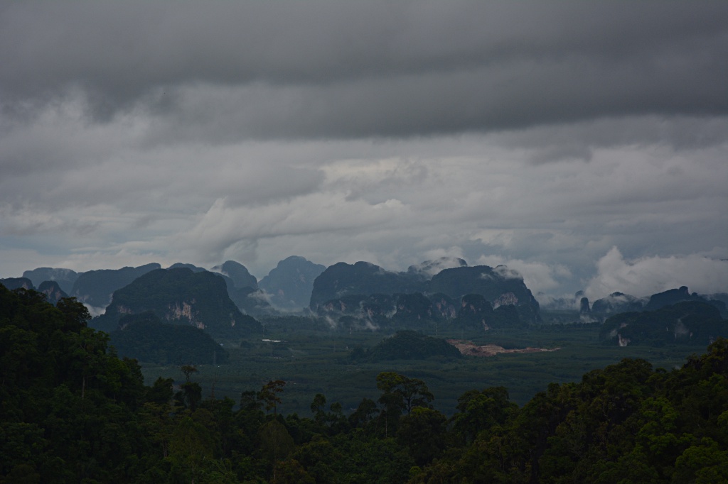 Karst Landschaft nördlich bon Krabi vom Tiger Cave Tempelberg aus gesehen