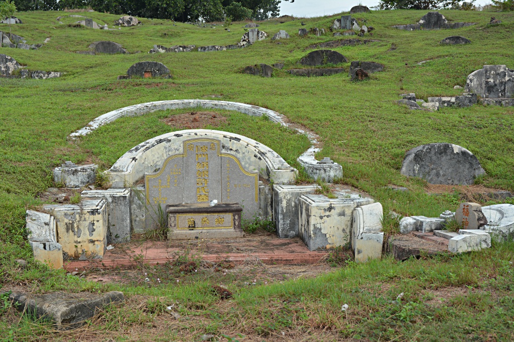 Gräber auf dem Bukit Cina, dem alten chinesischen Friedhof in Melaka