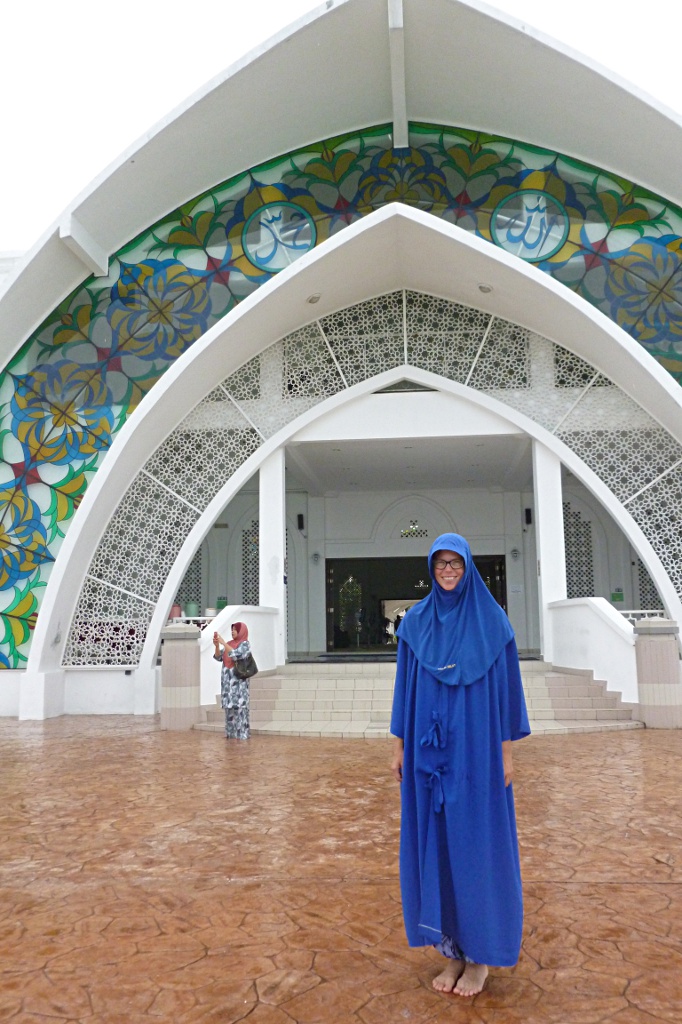 Zu Besuch in der Masjid Selat Melaka auf der Melaka Insel